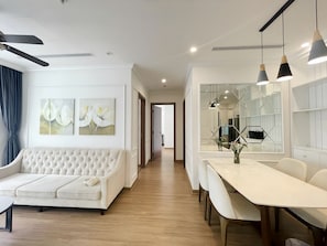 Appartamento Executive, 3 camere da letto | Area soggiorno | Smart TV 55 pollici con canali via cavo, film pay-per-view