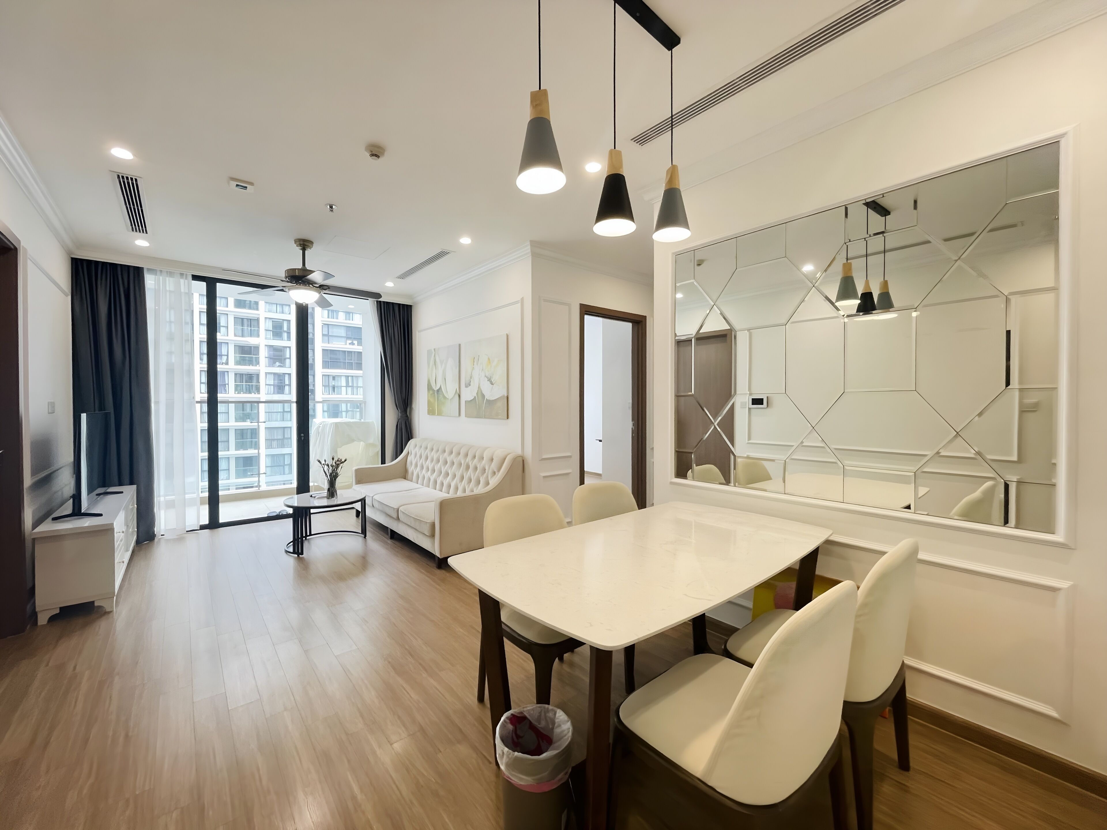 Appartement Exécutif, 3 chambres | Coin séjour | TV connectée de 55 pouces avec chaînes par câble, films à la carte