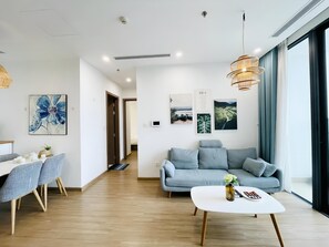 Deluxe appartement, 2 slaapkamers | Woonruimte | Een 55-inch smart-tv met kabelzenders en betaalfilms