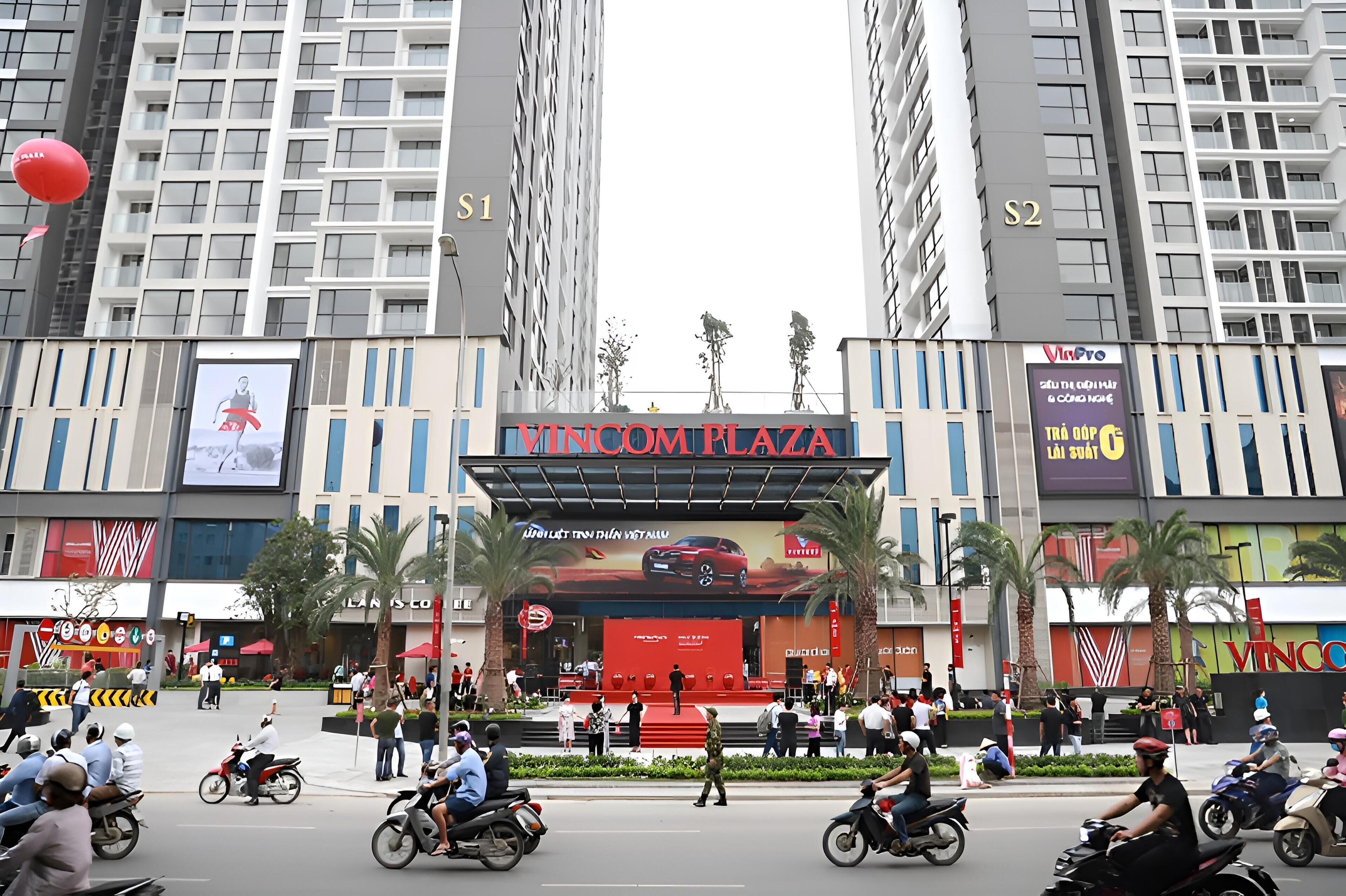Una animada plaza urbana con un edificio destacado que lleva la etiqueta 