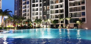 2 من حمّامات السباحة المغطاة، حمّام سباحة خارجي موسمي