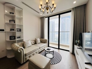 Standaard appartement, 1 slaapkamer | Woonruimte | Een 55-inch smart-tv met kabelzenders en betaalfilms