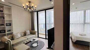 Standardlejlighed - 1 soveværelse | Opholdsområde | 55-tommers smart-tv med kabelkanaler, betalingsfilm