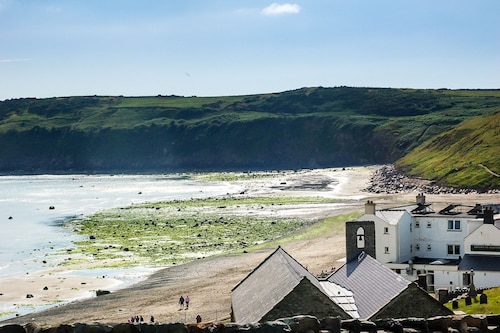 Spacious Three Bedroom Holiday Cottage Near Criccieth | Dulwyn