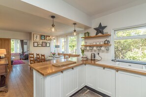 Kylskåp, mikrovågsugn, ugn och spishäll