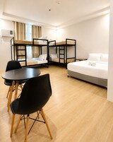 Ropa de cama de alta calidad, cubrecamas, wifi gratis y ropa de cama 