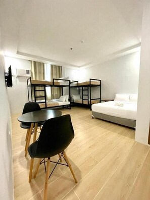 Habitación (Family Room) | Ropa de cama de alta calidad, edredón, wifi gratis y ropa de cama 