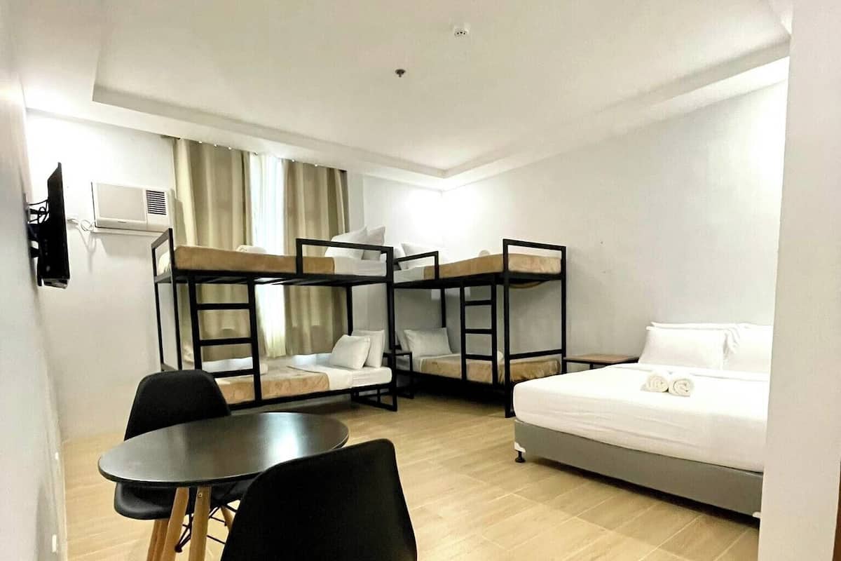 Quarto (Family Room) | Roupas de cama premium, edredons de pluma, Wi-Fi de cortesia