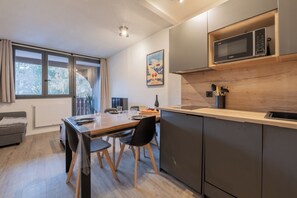 Kjøleskap, mikrobølgeovn, kokeplater og oppvaskmaskin