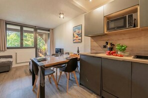 Fridge, microwave, stovetop, dishwasher - Chamonix Sud - Jonquilles 209, Chamonix, France (Chamonix)