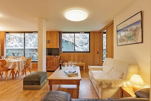 Living and dining room - Residence Montana 3BR Argentière Ski Base + Parking + View for 6, Argentière (Chamonix), France (Argentière (Chamonix))