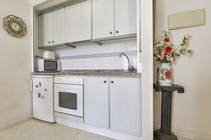 Køleskab, mikrobølgeovn, køkkentøj/tallerkener/redskaber