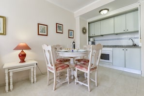 Fridge, microwave, cookware/dishes/utensils - ZAFIRO 22B - Front line apartment with sea views and direct access to the beach (Calpe / Calp)