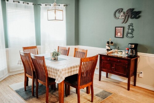 Casa de Tia Lala Cozy 6 beds near Expo Center, Airport, & Zoo