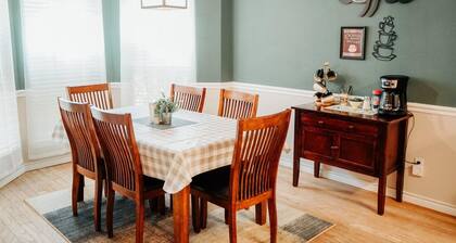 Casa de Tia Lala Cozy 6 beds near Expo Center, Airport, & Zoo