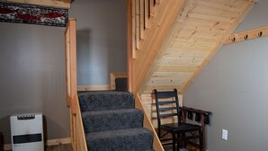 Un escalier avec des rampes en bois menant à un palier.