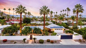 A residential area with multiple houses, palm trees, and solar panels. - Tahquitz River Estates Oasis | Walled In Pool+Spa (Palm Springs)