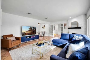 Televisión, chimenea, oficina