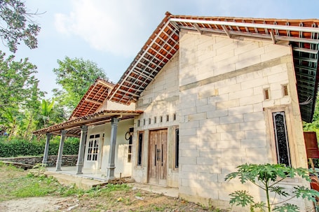 Exterior. Hotel O Agus Kostel SyariahNearWisata Agro Jollong
