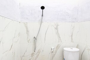 Chuveiro, toalhas de banho