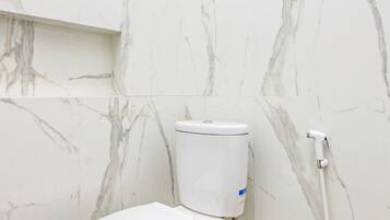 Single Room | Bathroom | Shower, towels
