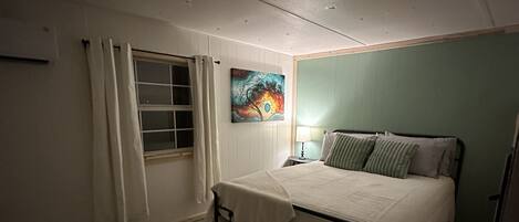 2 室のベッドルーム、アイロン / アイロン台、WiFi (無料)、ベッドシーツ