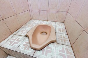 经济双人房 | 浴室 | 淋浴设施、毛巾