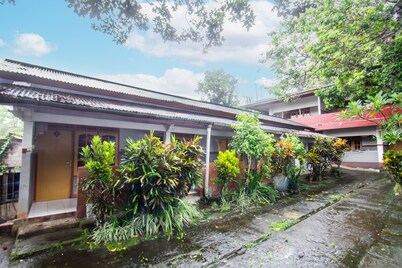 SPOT ON 93517 De Lanang Homestay Near Masjid Janapria