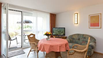 Een televisie, een tafeltennistafel en een stereo