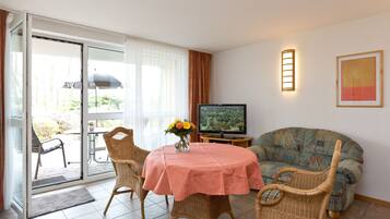 Televisio, pöytätennispöytä, stereot