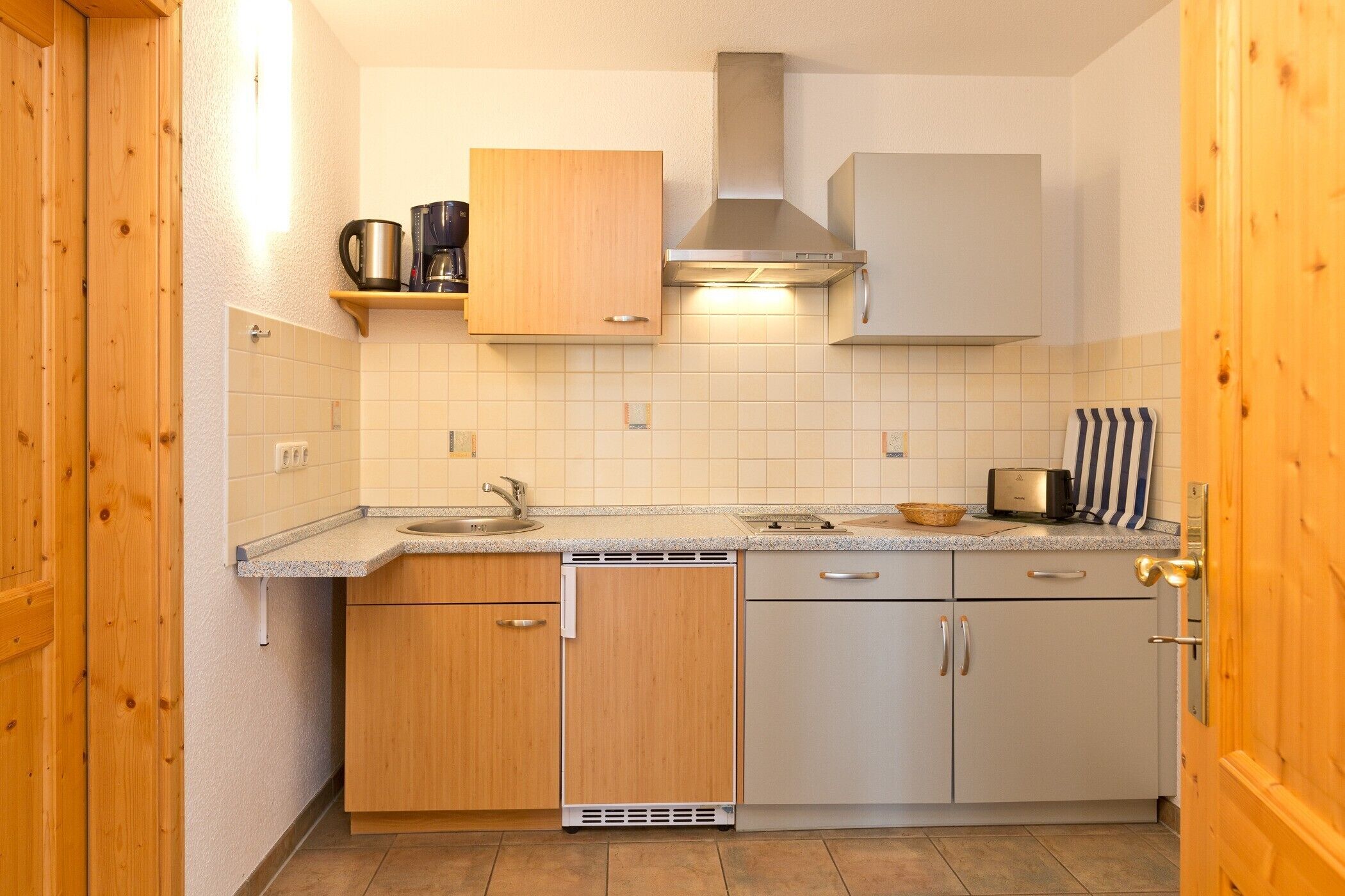 Een koelkast, een magnetron, een kookplaat