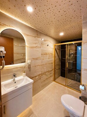 Standard Room | Bathroom | Shower, hair dryer, slippers, towels