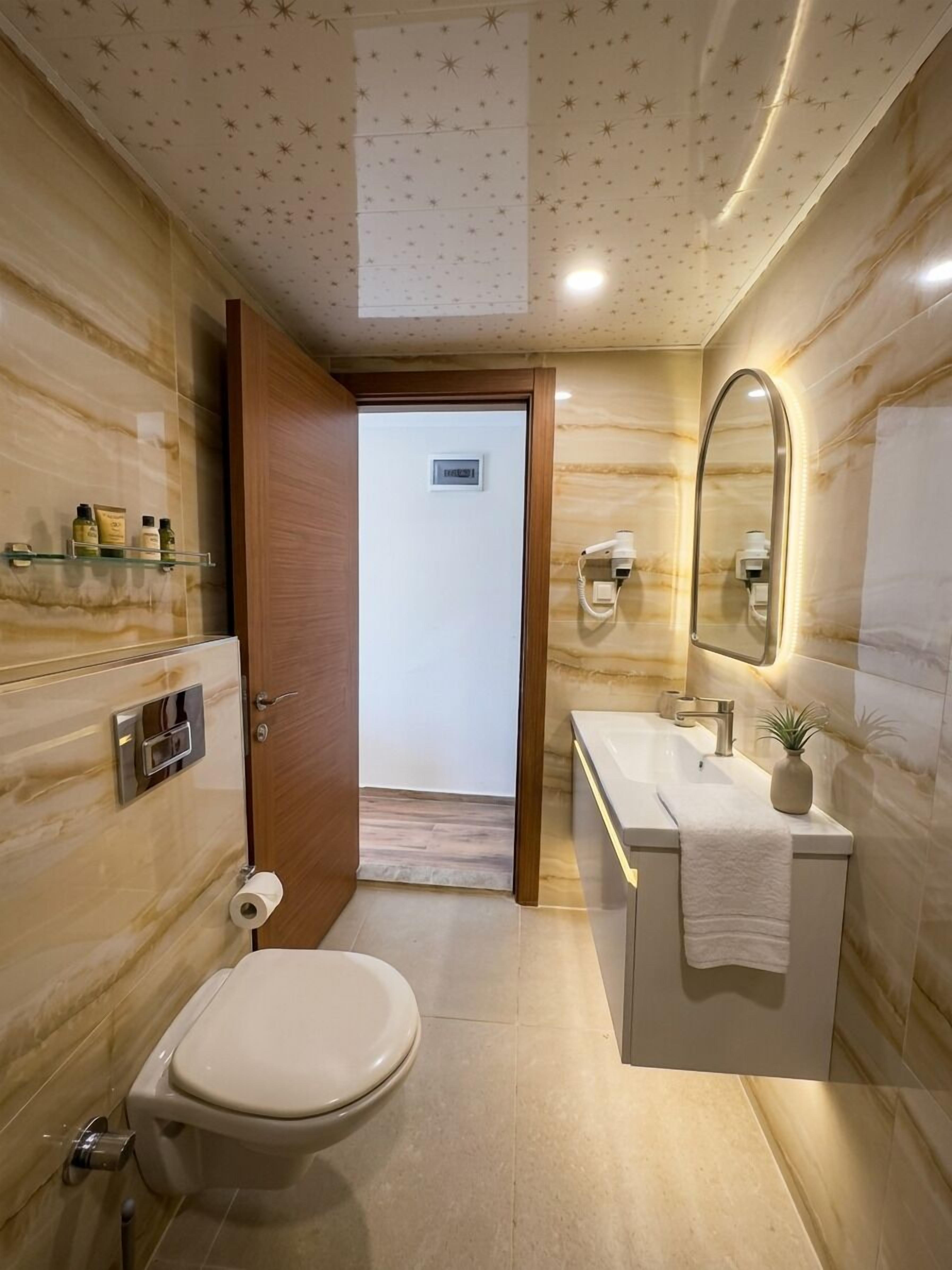 Standard Room | Bathroom | Shower, hair dryer, slippers, towels