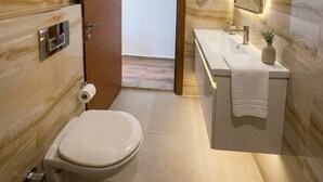 Rom – standard | Bad | Dusj, hårføner, tøfler og håndklær