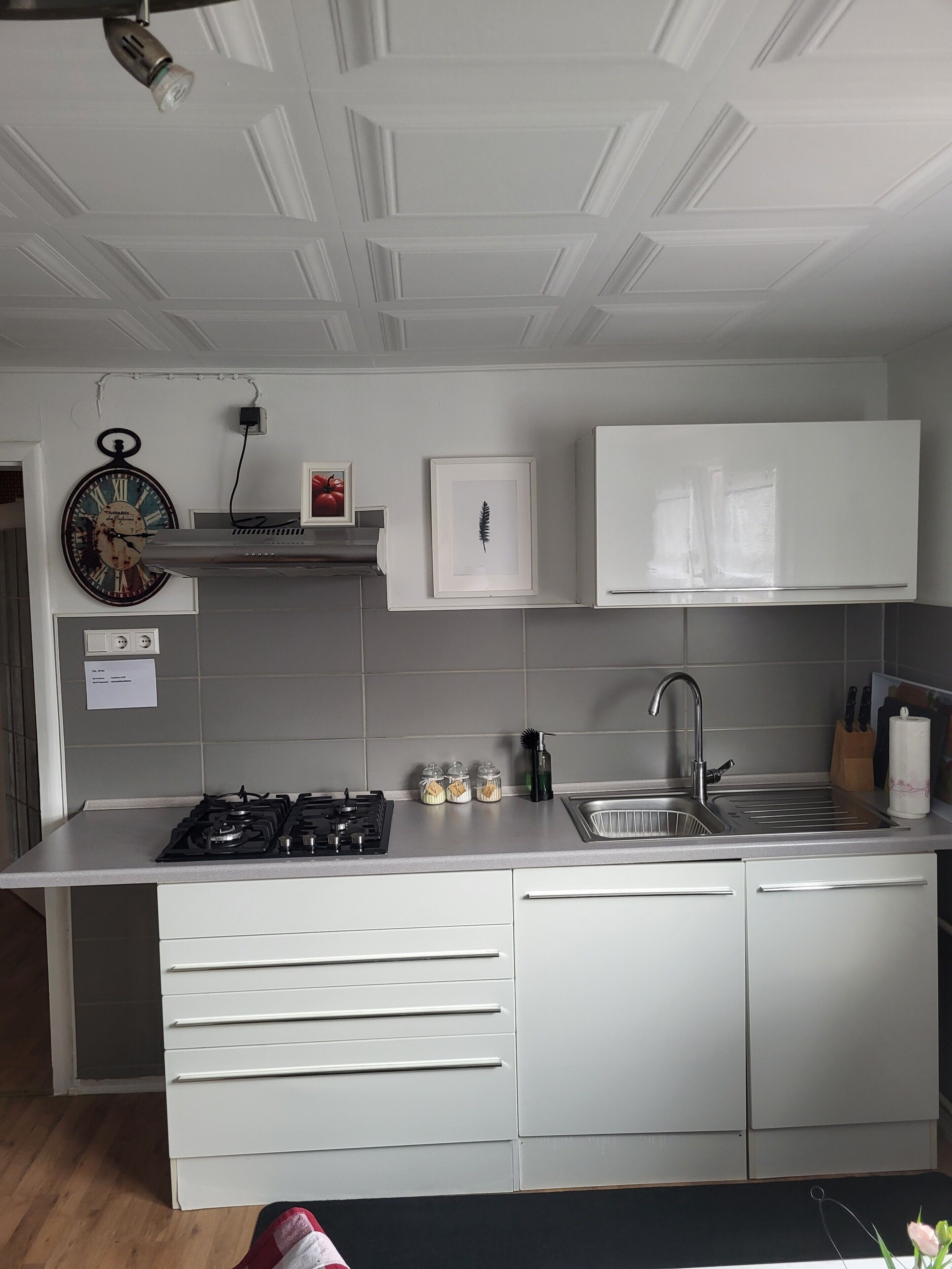 Frigorífico, microondas, placa de cocina y cafetera o tetera