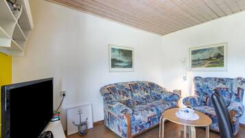 Una televisión, un reproductor de DVD, un reproductor estéreo