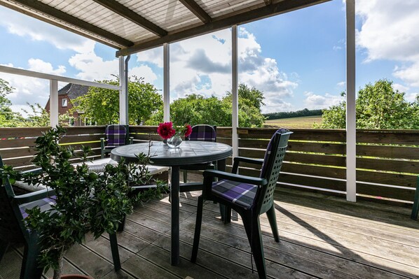 Outdoor dining - Apartment 'Devich' with Private Terrace, Private Garden and Wi-Fi (Oersberg)