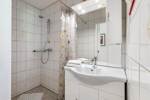 Douche, sèche-cheveux, serviettes fournies
