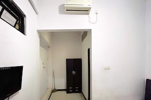 Standard Double Room | Bed sheets - Hotel O Penginapan Kryani (Long Kali)