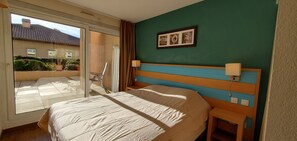 1 bedroom, iron/ironing board, free WiFi, bed sheets - Port-Fréjus, Cap Hermès, 2/3 rooms 50m2,WIFI, 6 beds, swimming pool, air-conditioned, parking, direct access to the beach, large terrace 50m2 for a pleasant stay in the sun, relaxation and leisure (Fréjus)