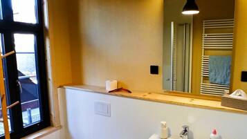 Dusche, Haartrockner, Handtücher