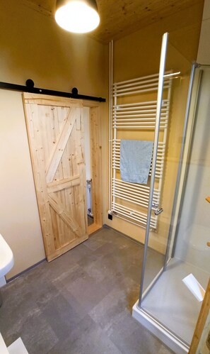 Dusche, Haartrockner, Handtücher