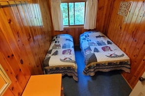 2 bedrooms, WiFi, bed sheets - Marina View 2 Bedroom Balsam Cabin (Kabetogama)