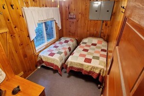 2 bedrooms, WiFi, bed sheets - Quiet 2 Bedroom Bass Cabin in the Trees (Kabetogama)
