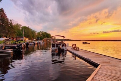 Lakeside 2 Bedroom Dockside Cabin
