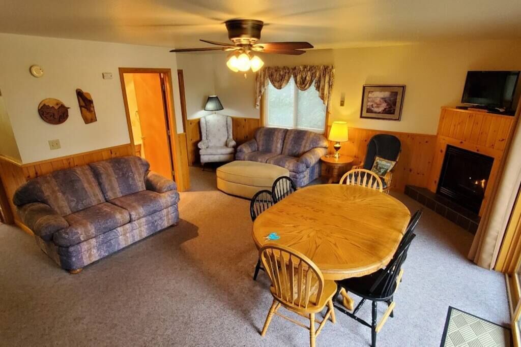 TV, fireplace