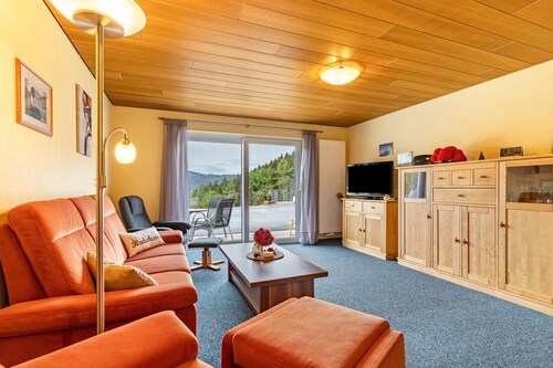 Ferienwohnung 'Berghansenhof' mit Schwarzwald-Ausblick, großzügiger Terrasse und WLAN