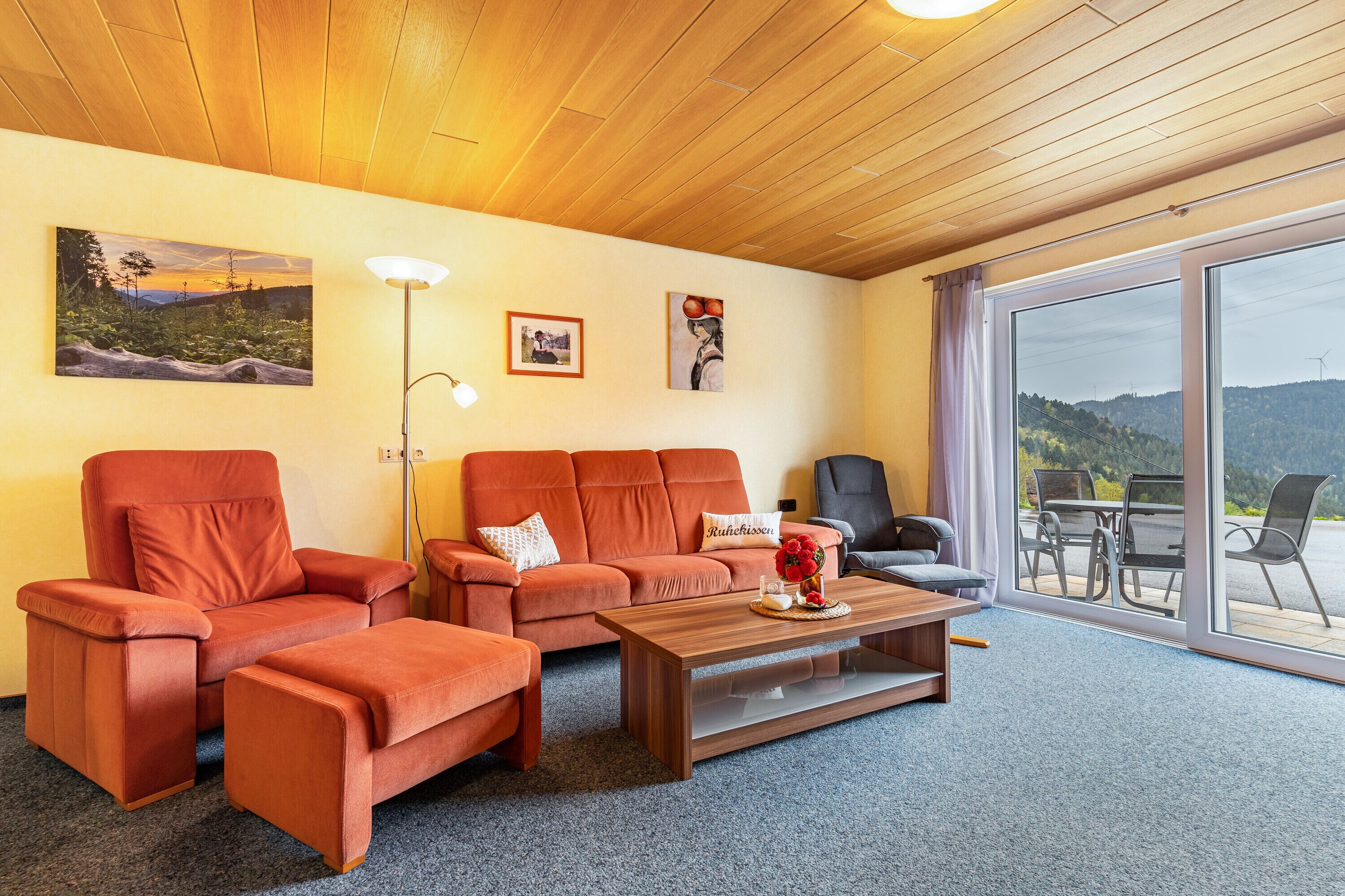 Fernseher, Tischtennisplatte, Stereoanlage