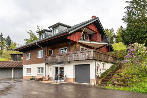 Ferienwohnung 'Berghansenhof' mit Schwarzwald-Ausblick, großzügiger Terrasse und WLAN