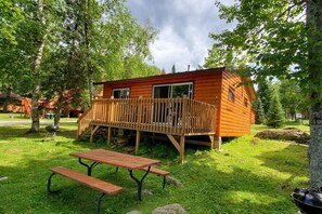 Outdoor dining - Lakeside 2 Bedroom Pelican Cabin on Kab (Kabetogama)